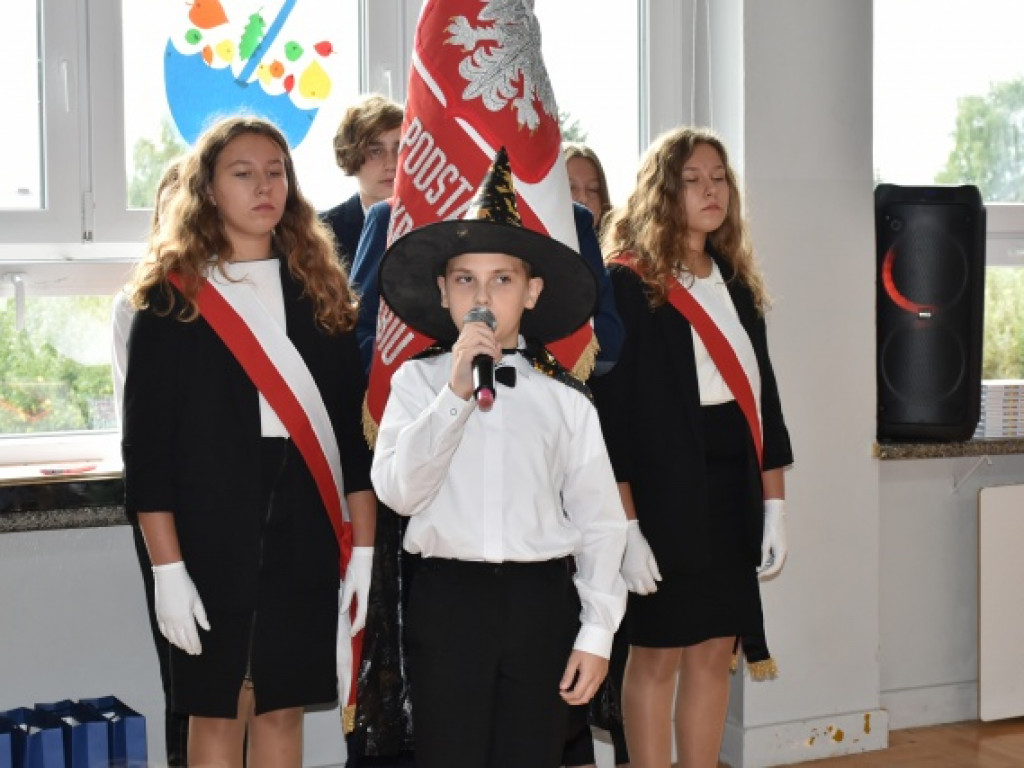 Minister Przemysław Czarnek z wizytą we wzorowej szkole prowadzonej przez stowarzyszenie [zdjęcia]