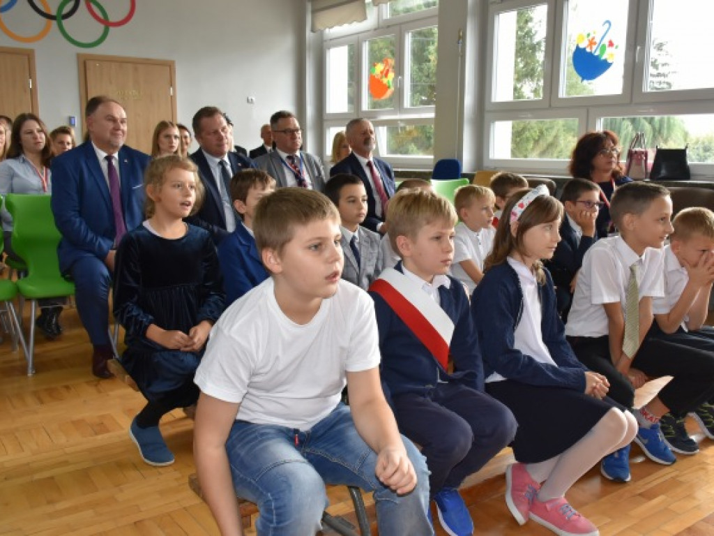 Minister Przemysław Czarnek z wizytą we wzorowej szkole prowadzonej przez stowarzyszenie [zdjęcia]
