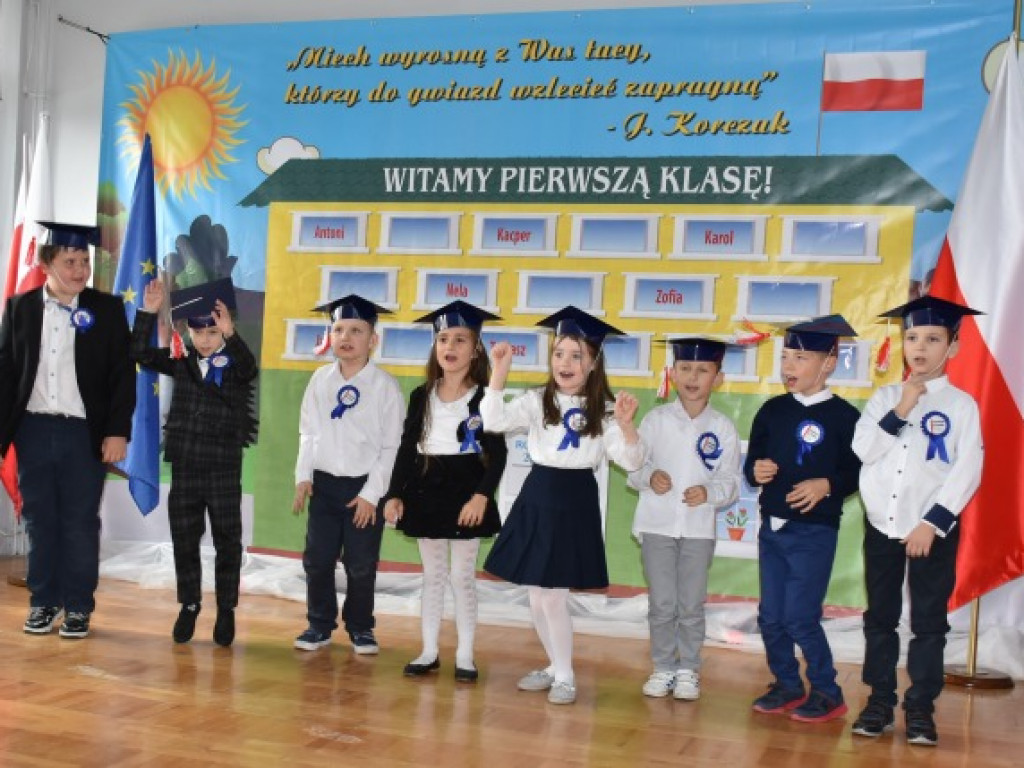 Minister Przemysław Czarnek z wizytą we wzorowej szkole prowadzonej przez stowarzyszenie [zdjęcia]