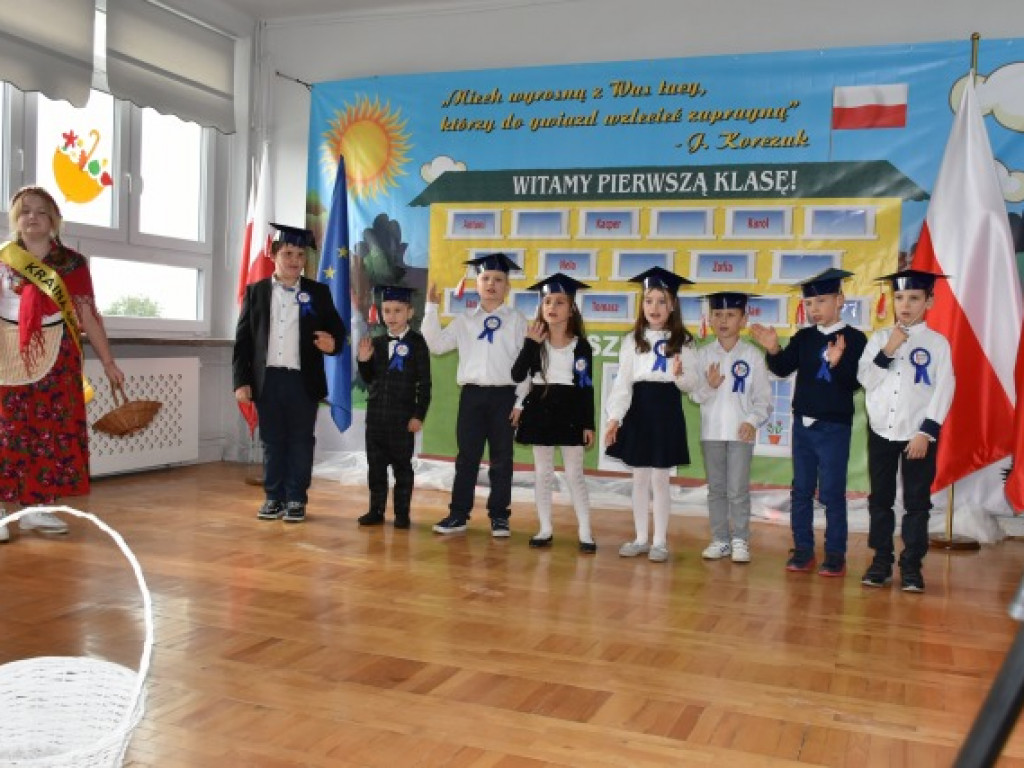Minister Przemysław Czarnek z wizytą we wzorowej szkole prowadzonej przez stowarzyszenie [zdjęcia]