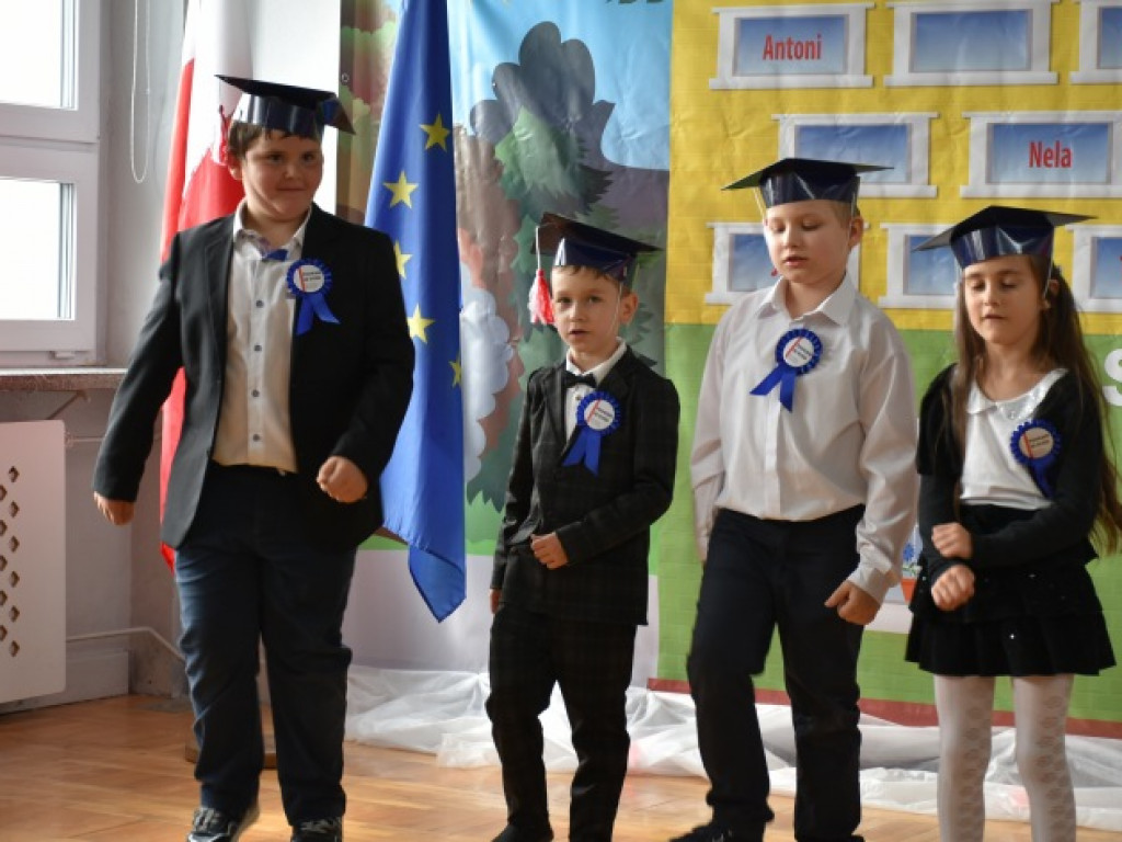 Minister Przemysław Czarnek z wizytą we wzorowej szkole prowadzonej przez stowarzyszenie [zdjęcia]