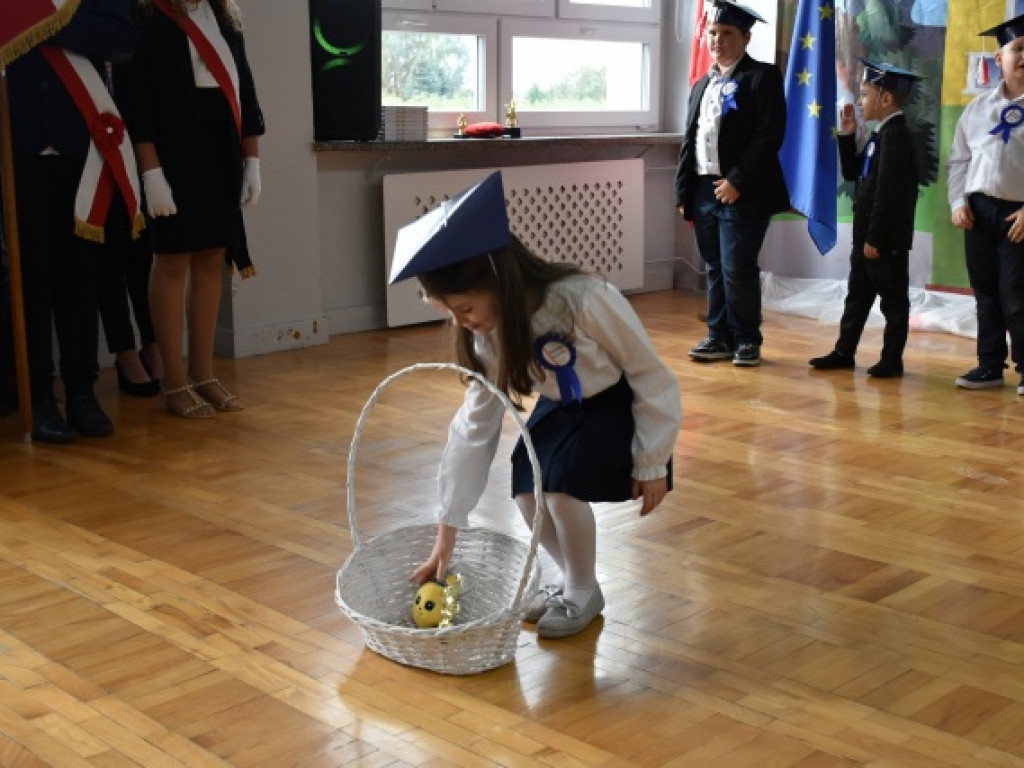 Minister Przemysław Czarnek z wizytą we wzorowej szkole prowadzonej przez stowarzyszenie [zdjęcia]