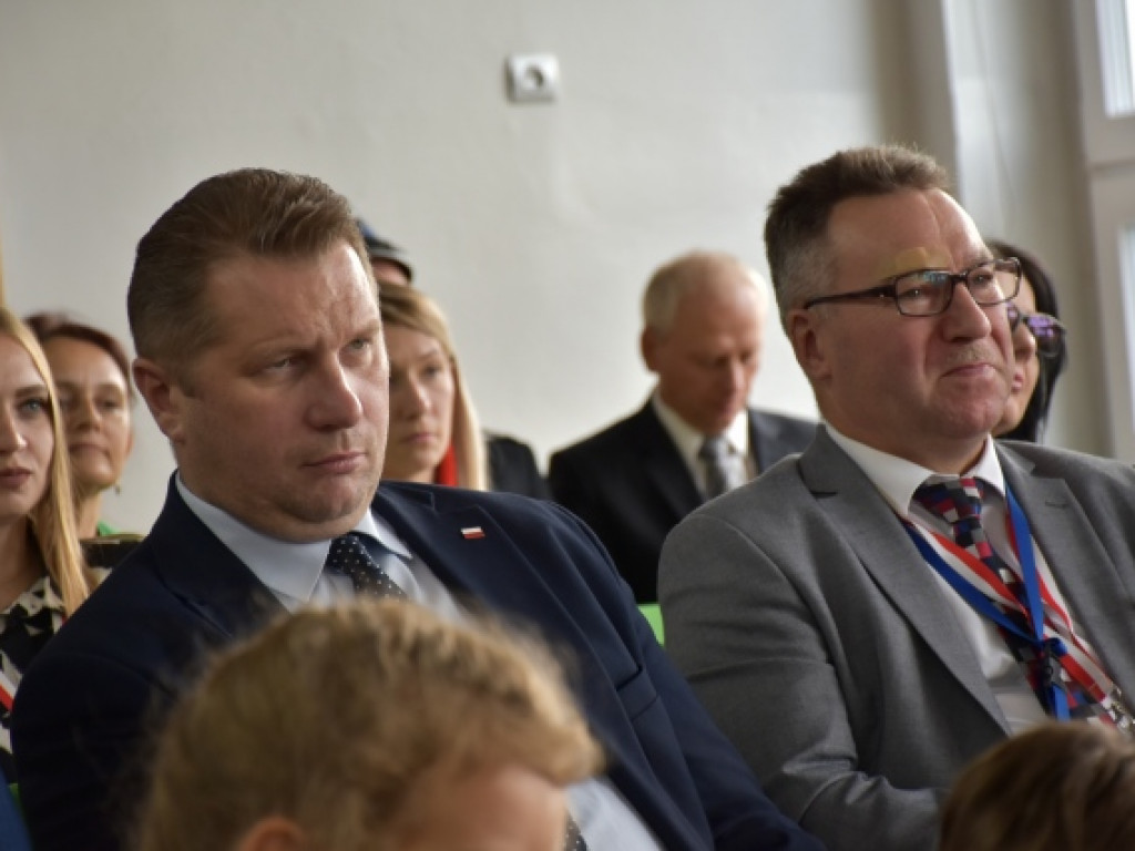 Minister Przemysław Czarnek z wizytą we wzorowej szkole prowadzonej przez stowarzyszenie [zdjęcia]