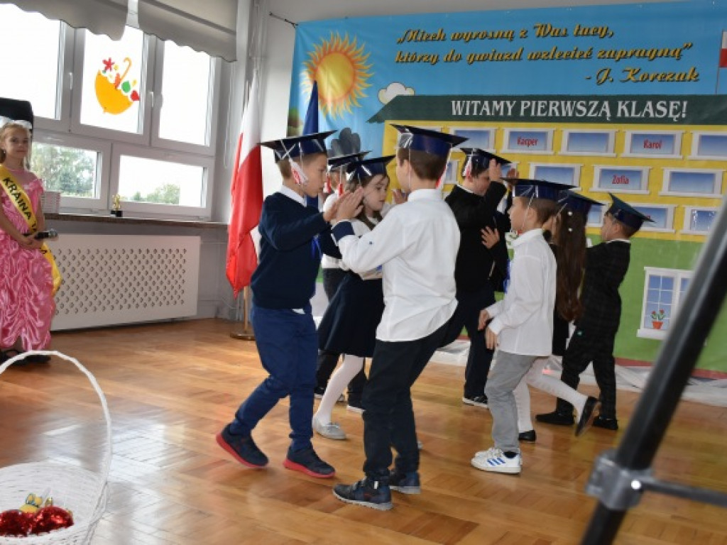 Minister Przemysław Czarnek z wizytą we wzorowej szkole prowadzonej przez stowarzyszenie [zdjęcia]