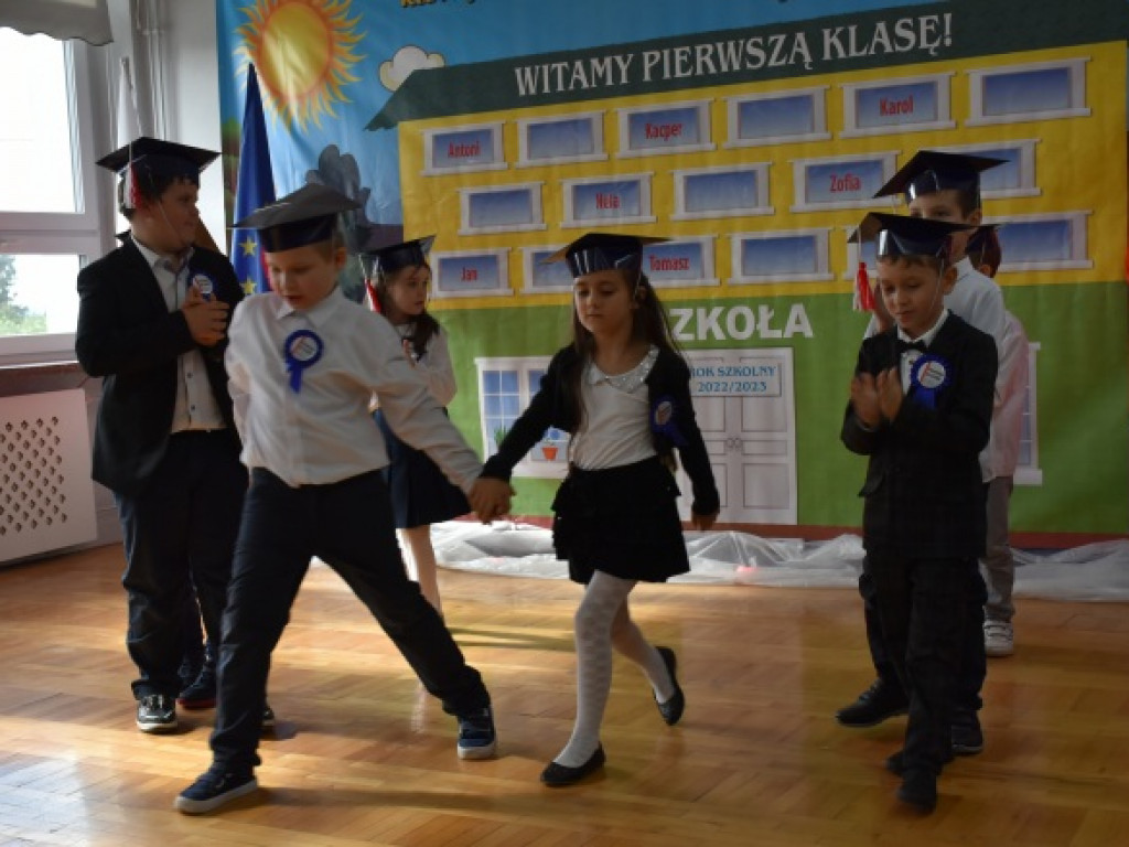 Minister Przemysław Czarnek z wizytą we wzorowej szkole prowadzonej przez stowarzyszenie [zdjęcia]