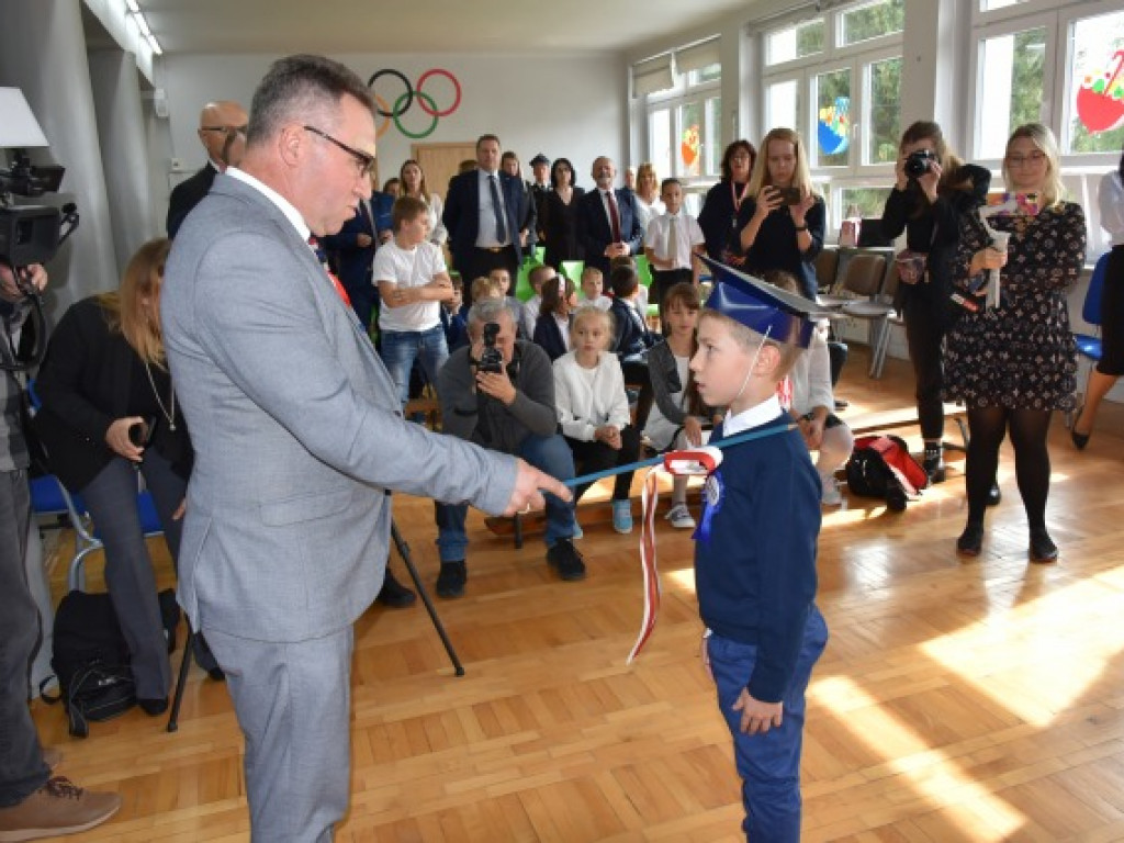 Minister Przemysław Czarnek z wizytą we wzorowej szkole prowadzonej przez stowarzyszenie [zdjęcia]