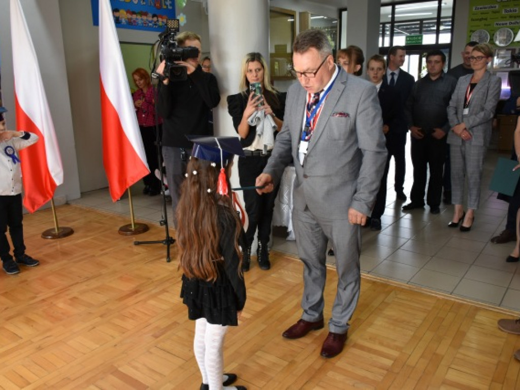 Minister Przemysław Czarnek z wizytą we wzorowej szkole prowadzonej przez stowarzyszenie [zdjęcia]