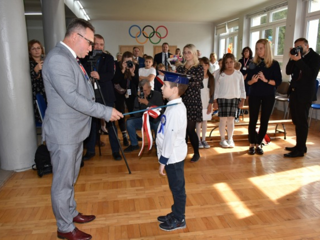 Minister Przemysław Czarnek z wizytą we wzorowej szkole prowadzonej przez stowarzyszenie [zdjęcia]