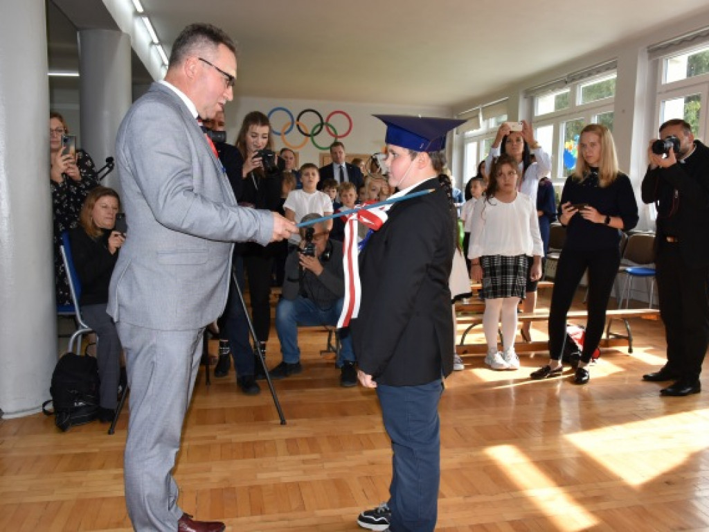 Minister Przemysław Czarnek z wizytą we wzorowej szkole prowadzonej przez stowarzyszenie [zdjęcia]