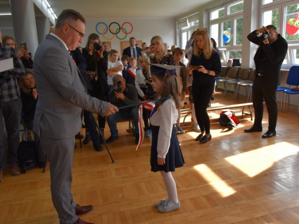 Minister Przemysław Czarnek z wizytą we wzorowej szkole prowadzonej przez stowarzyszenie [zdjęcia]