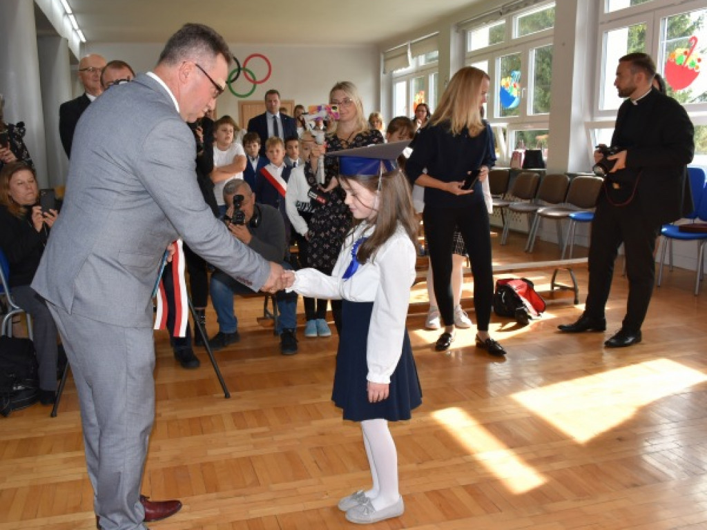 Minister Przemysław Czarnek z wizytą we wzorowej szkole prowadzonej przez stowarzyszenie [zdjęcia]
