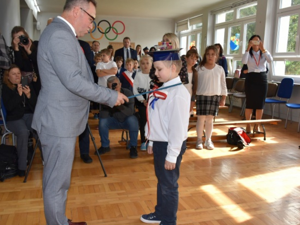 Minister Przemysław Czarnek z wizytą we wzorowej szkole prowadzonej przez stowarzyszenie [zdjęcia]