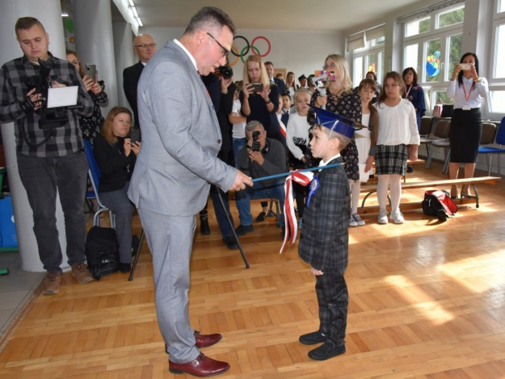 Minister Przemysław Czarnek z wizytą we wzorowej szkole prowadzonej przez stowarzyszenie [zdjęcia]
