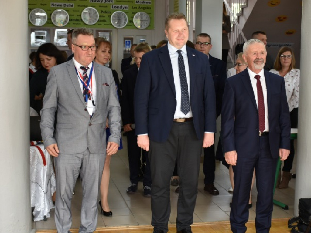 Minister Przemysław Czarnek z wizytą we wzorowej szkole prowadzonej przez stowarzyszenie [zdjęcia]