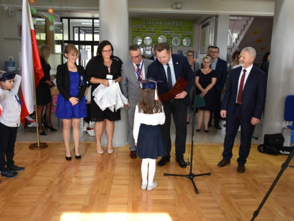 Minister Przemysław Czarnek z wizytą we wzorowej szkole prowadzonej przez stowarzyszenie [zdjęcia]