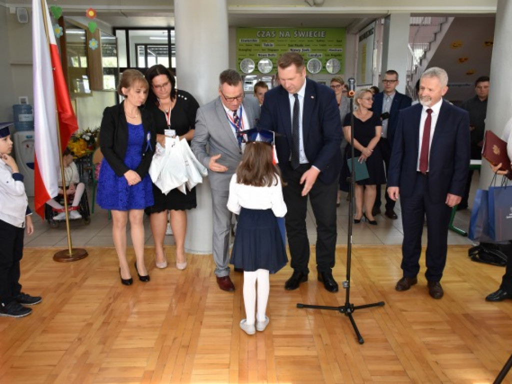 Minister Przemysław Czarnek z wizytą we wzorowej szkole prowadzonej przez stowarzyszenie [zdjęcia]