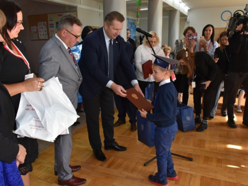 Minister Przemysław Czarnek z wizytą we wzorowej szkole prowadzonej przez stowarzyszenie [zdjęcia]