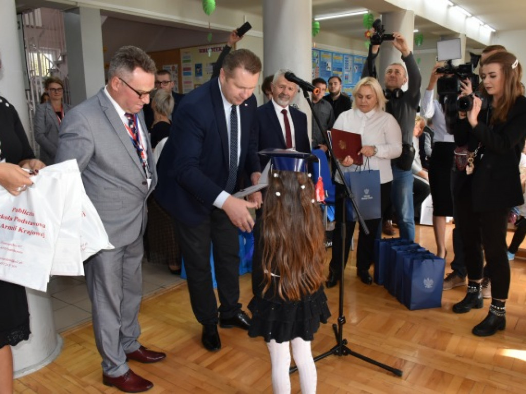 Minister Przemysław Czarnek z wizytą we wzorowej szkole prowadzonej przez stowarzyszenie [zdjęcia]