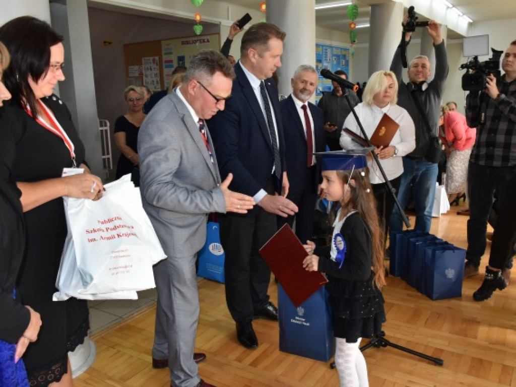 Minister Przemysław Czarnek z wizytą we wzorowej szkole prowadzonej przez stowarzyszenie [zdjęcia]