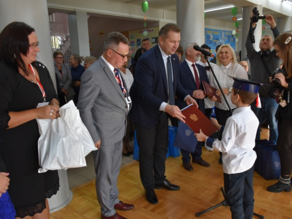 Minister Przemysław Czarnek z wizytą we wzorowej szkole prowadzonej przez stowarzyszenie [zdjęcia]
