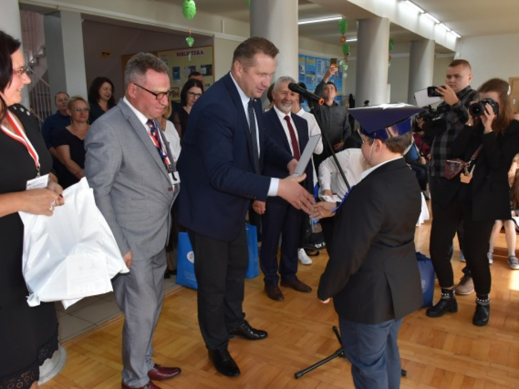 Minister Przemysław Czarnek z wizytą we wzorowej szkole prowadzonej przez stowarzyszenie [zdjęcia]