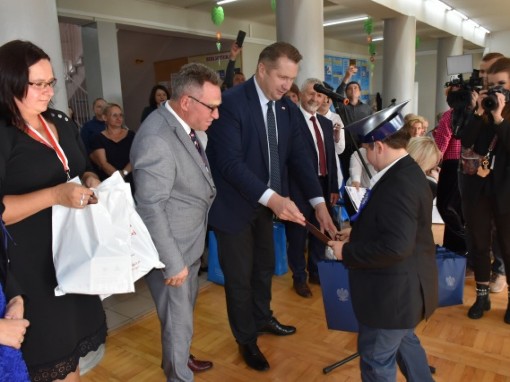 Minister Przemysław Czarnek z wizytą we wzorowej szkole prowadzonej przez stowarzyszenie [zdjęcia]