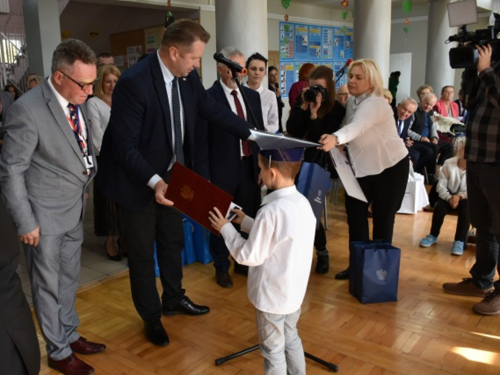 Minister Przemysław Czarnek z wizytą we wzorowej szkole prowadzonej przez stowarzyszenie [zdjęcia]