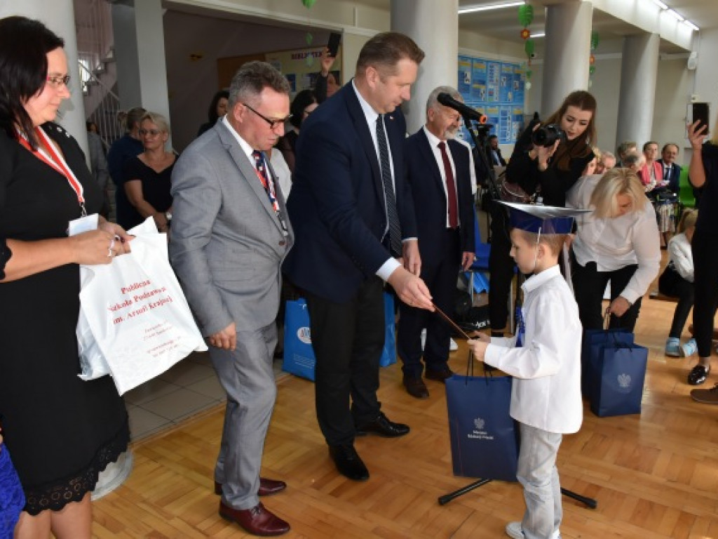 Minister Przemysław Czarnek z wizytą we wzorowej szkole prowadzonej przez stowarzyszenie [zdjęcia]