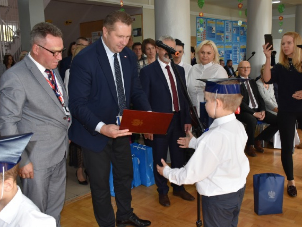 Minister Przemysław Czarnek z wizytą we wzorowej szkole prowadzonej przez stowarzyszenie [zdjęcia]