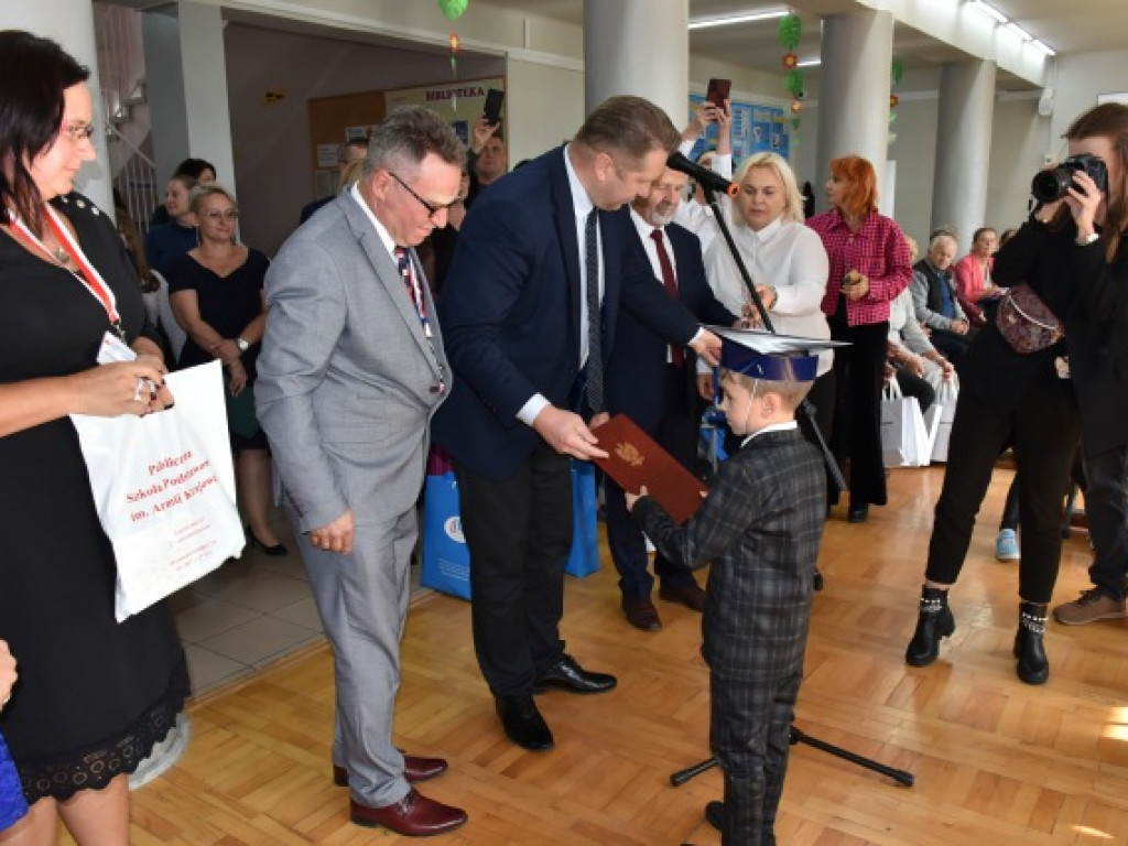 Minister Przemysław Czarnek z wizytą we wzorowej szkole prowadzonej przez stowarzyszenie [zdjęcia]