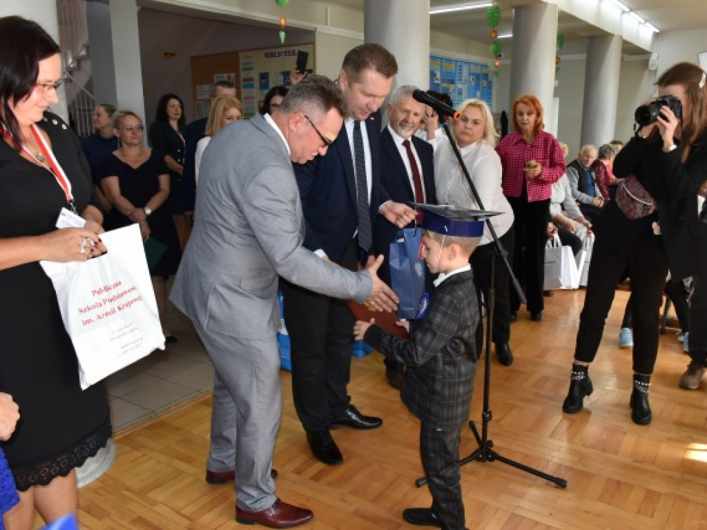 Minister Przemysław Czarnek z wizytą we wzorowej szkole prowadzonej przez stowarzyszenie [zdjęcia]
