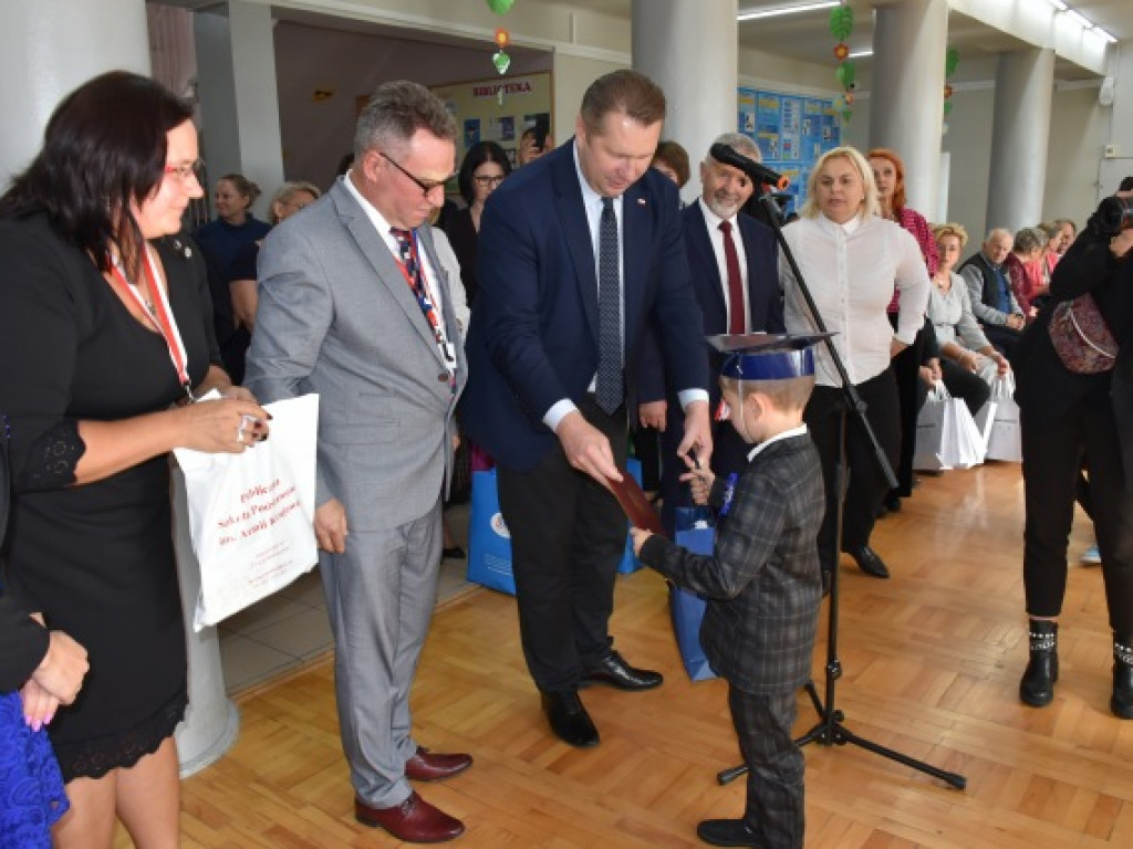 Minister Przemysław Czarnek z wizytą we wzorowej szkole prowadzonej przez stowarzyszenie [zdjęcia]