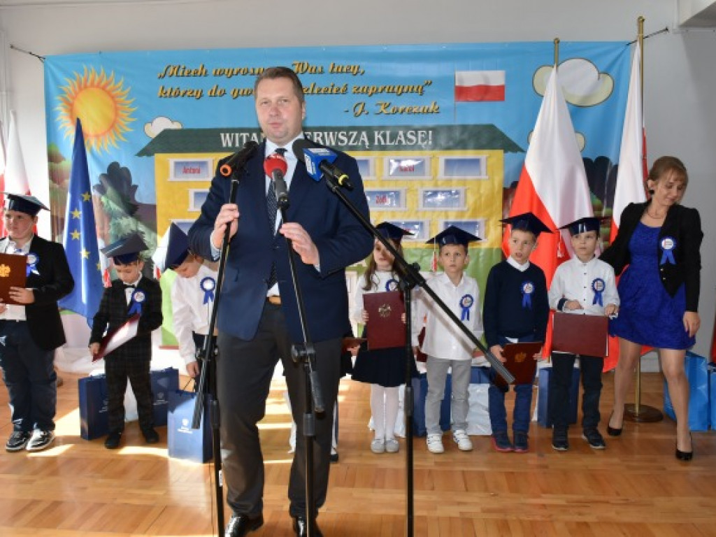Minister Przemysław Czarnek z wizytą we wzorowej szkole prowadzonej przez stowarzyszenie [zdjęcia]