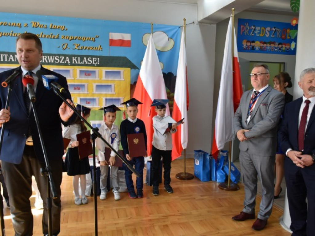 Minister Przemysław Czarnek z wizytą we wzorowej szkole prowadzonej przez stowarzyszenie [zdjęcia]