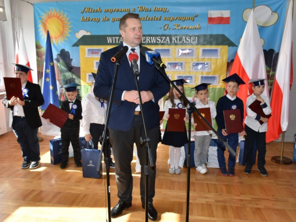 Minister Przemysław Czarnek z wizytą we wzorowej szkole prowadzonej przez stowarzyszenie [zdjęcia]