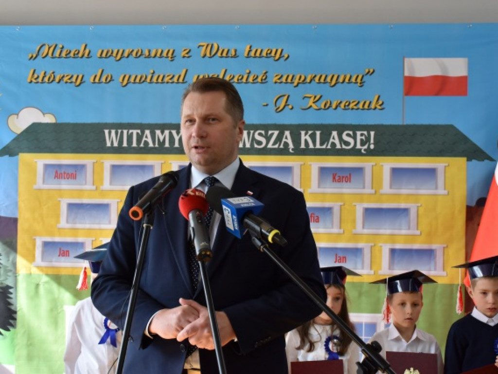 Minister Przemysław Czarnek z wizytą we wzorowej szkole prowadzonej przez stowarzyszenie [zdjęcia]