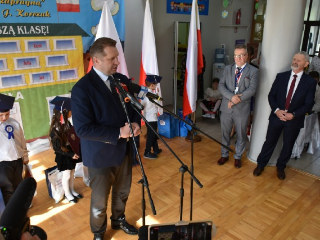 Minister Przemysław Czarnek z wizytą we wzorowej szkole prowadzonej przez stowarzyszenie [zdjęcia]