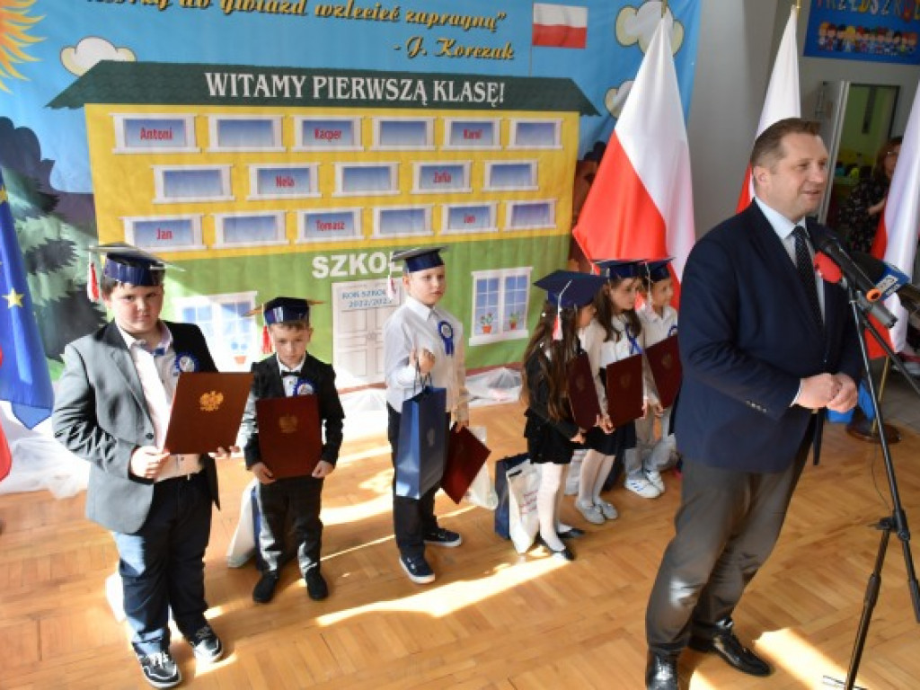 Minister Przemysław Czarnek z wizytą we wzorowej szkole prowadzonej przez stowarzyszenie [zdjęcia]