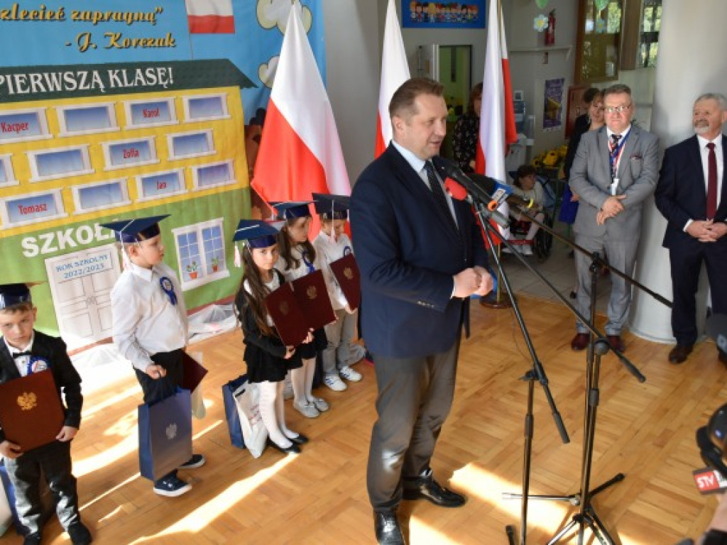 Minister Przemysław Czarnek z wizytą we wzorowej szkole prowadzonej przez stowarzyszenie [zdjęcia]