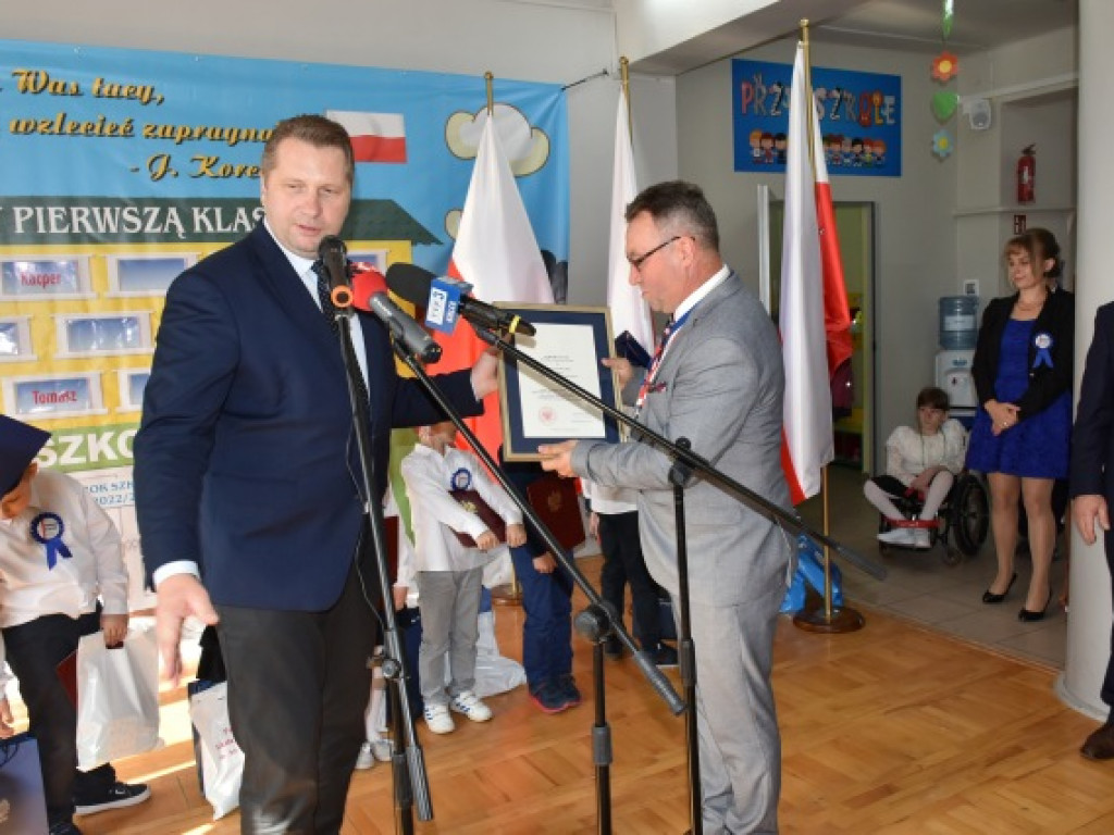 Minister Przemysław Czarnek z wizytą we wzorowej szkole prowadzonej przez stowarzyszenie [zdjęcia]