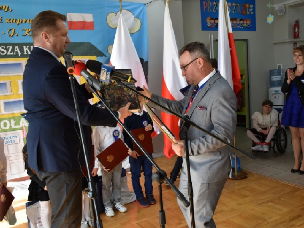 Minister Przemysław Czarnek z wizytą we wzorowej szkole prowadzonej przez stowarzyszenie [zdjęcia]