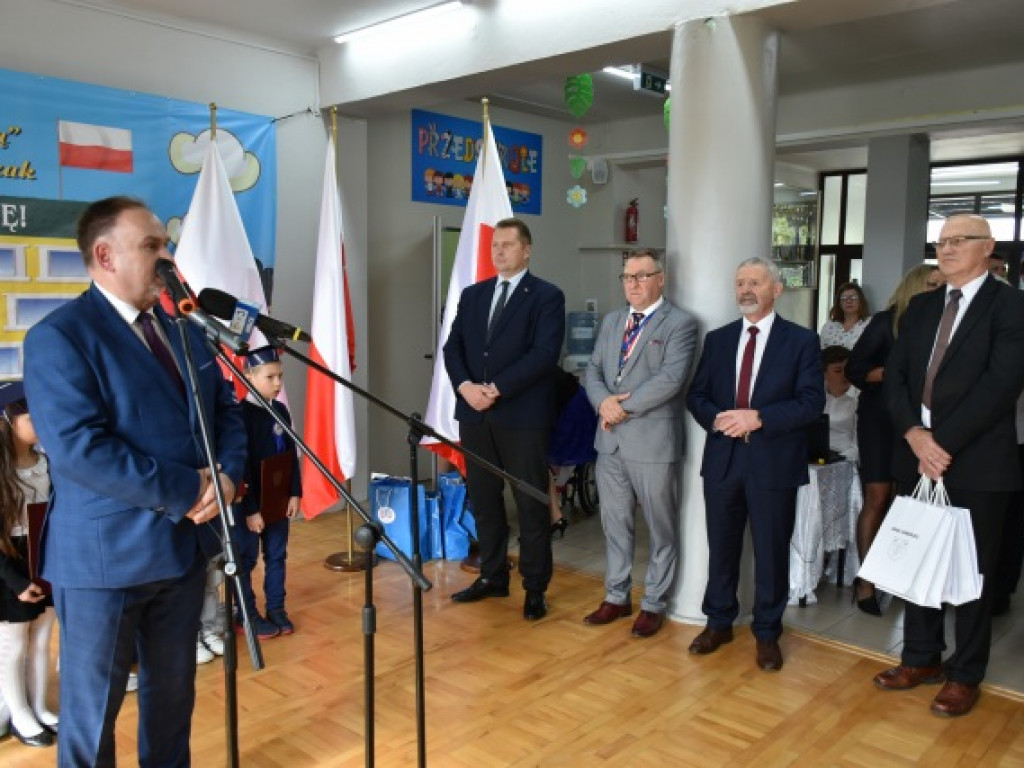 Minister Przemysław Czarnek z wizytą we wzorowej szkole prowadzonej przez stowarzyszenie [zdjęcia]