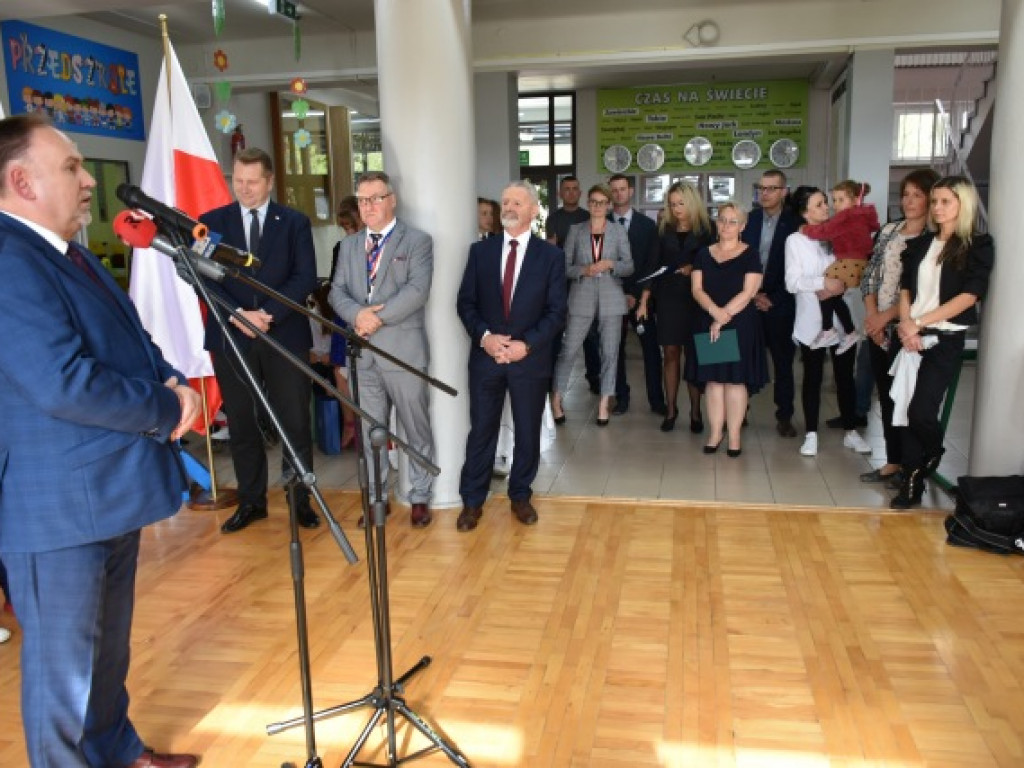 Minister Przemysław Czarnek z wizytą we wzorowej szkole prowadzonej przez stowarzyszenie [zdjęcia]