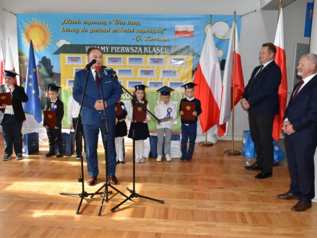 Minister Przemysław Czarnek z wizytą we wzorowej szkole prowadzonej przez stowarzyszenie [zdjęcia]