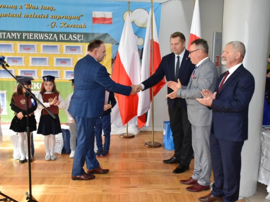 Minister Przemysław Czarnek z wizytą we wzorowej szkole prowadzonej przez stowarzyszenie [zdjęcia]