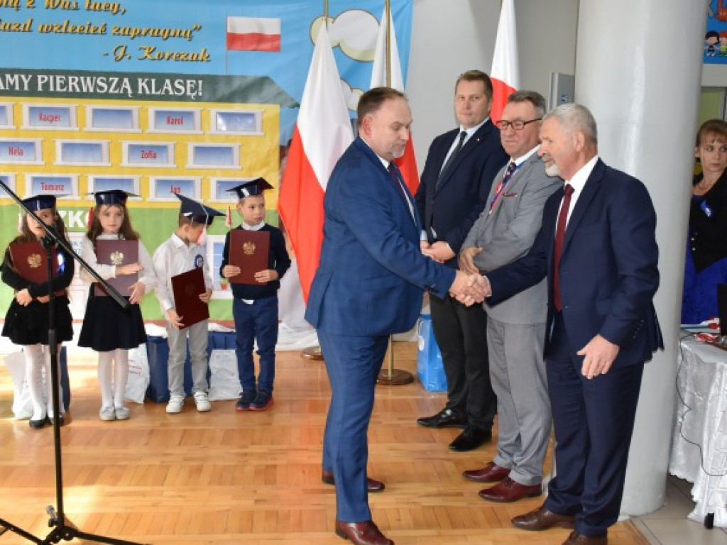 Minister Przemysław Czarnek z wizytą we wzorowej szkole prowadzonej przez stowarzyszenie [zdjęcia]