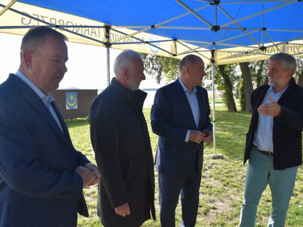 Szklany spacer - nad Jeziorem Tarnobrzeskim pojawiły się hisoryczne tablice [zdjęcia]