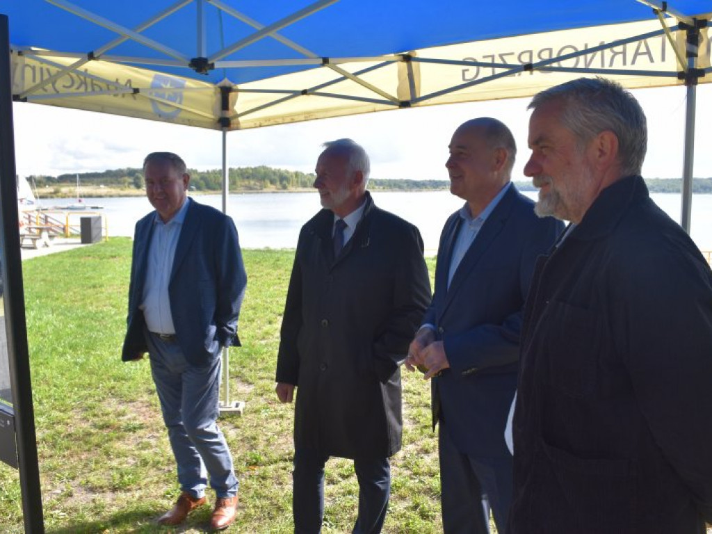 Szklany spacer - nad Jeziorem Tarnobrzeskim pojawiły się hisoryczne tablice [zdjęcia]