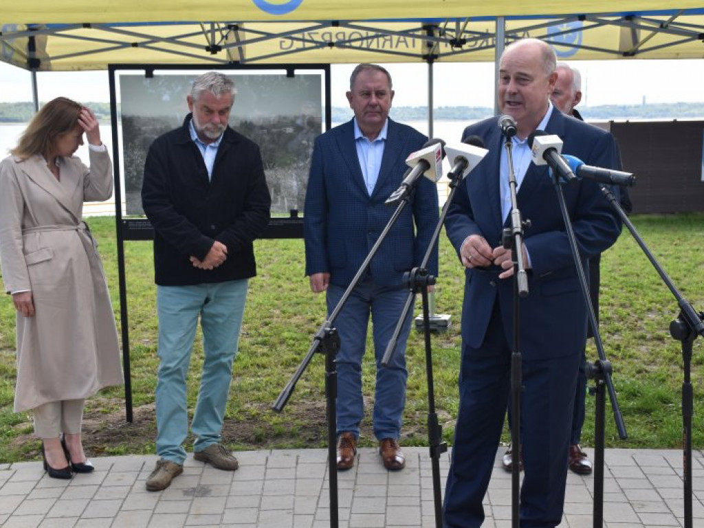 Szklany spacer - nad Jeziorem Tarnobrzeskim pojawiły się hisoryczne tablice [zdjęcia]