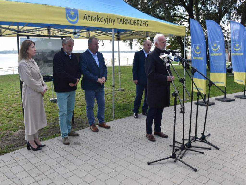 Szklany spacer - nad Jeziorem Tarnobrzeskim pojawiły się hisoryczne tablice [zdjęcia]